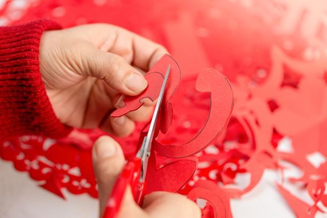 那把剪断命运的剪刀在深夜发出呜咽般的寒光