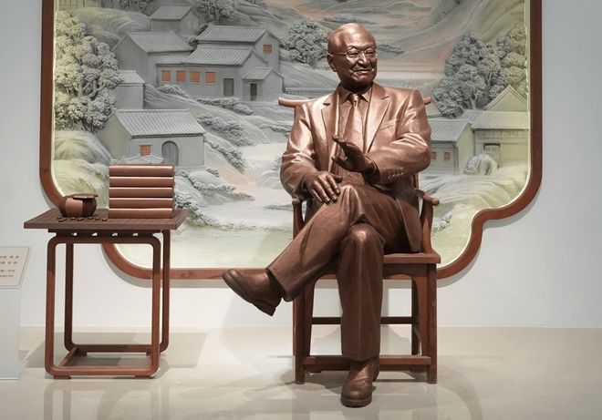 大师兄“回来”了金庸铜像在衢州一中落成